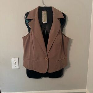 SLEEVELESS VEST TOP SIZE 14.